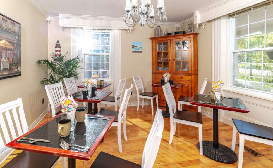 Ein Esszimmer mit Tischen und Stühlen und einem Kronleuchter