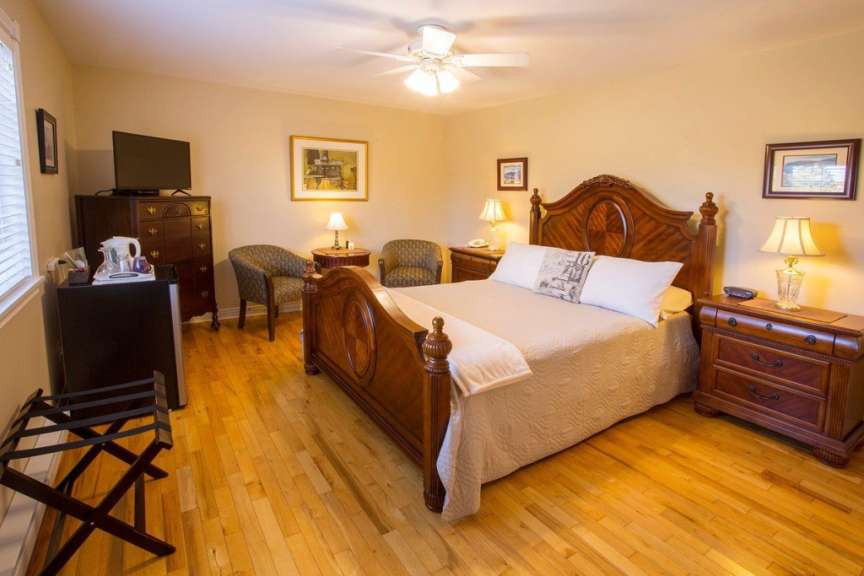 Ein Schlafzimmer mit einem Bett und zwei Stühlen