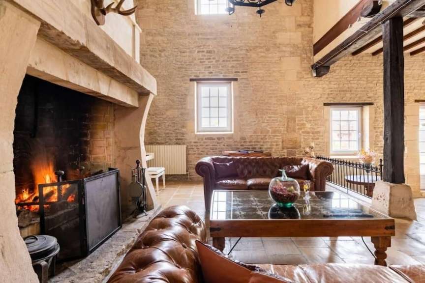 Ein Wohnzimmer mit einem Kamin und einem Couchtisch