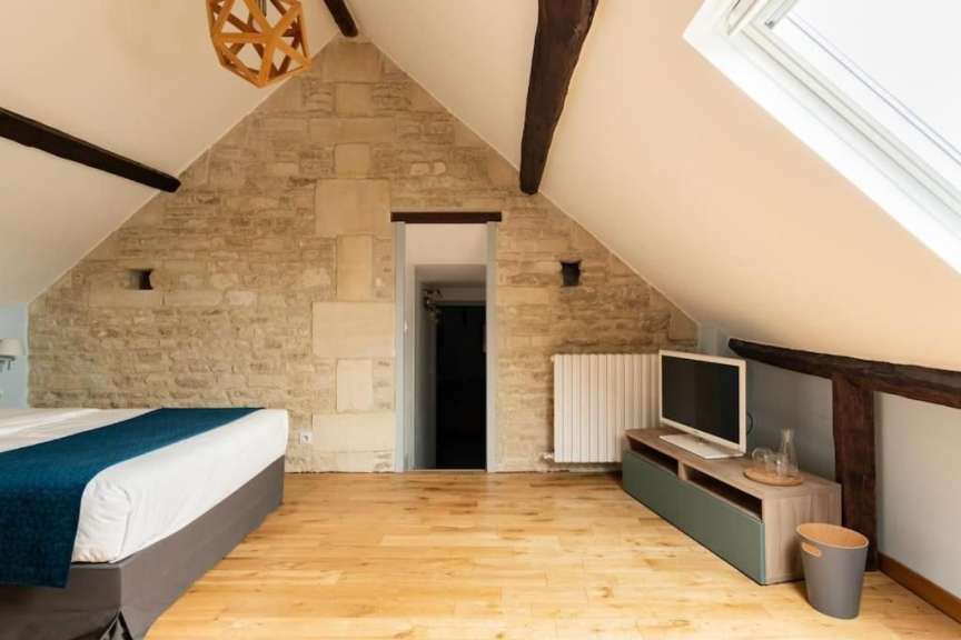 Ein Schlafzimmer mit einem Bett und einem Fernseher