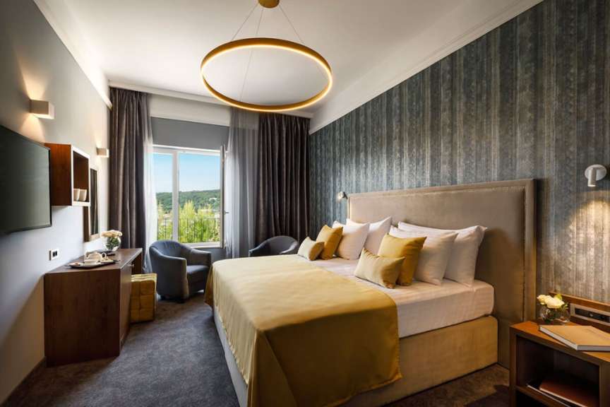 Ein Hotelzimmer mit einem Bett und einem Fernseher