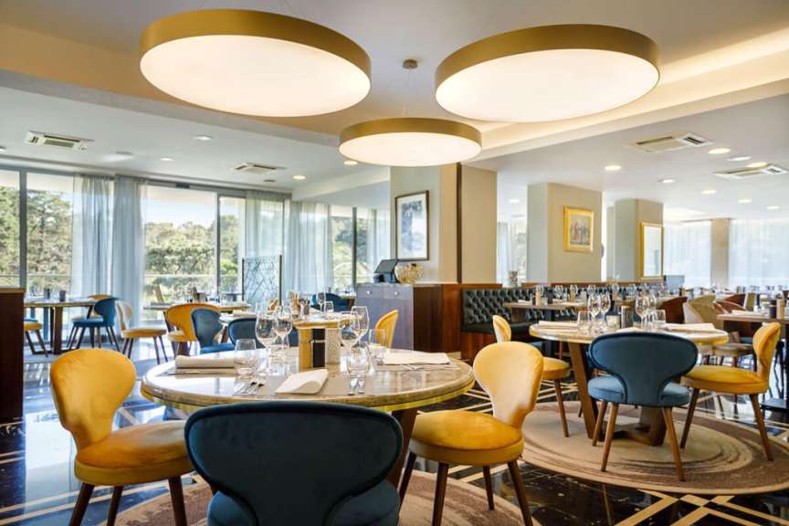 Ein Restaurant mit vielen Tischen und Stühlen