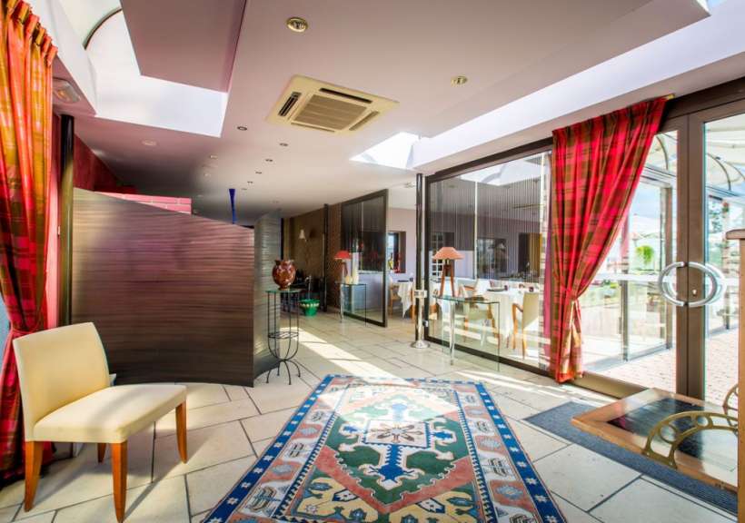 Ein Raum mit vielen Fenstern und einem Teppich