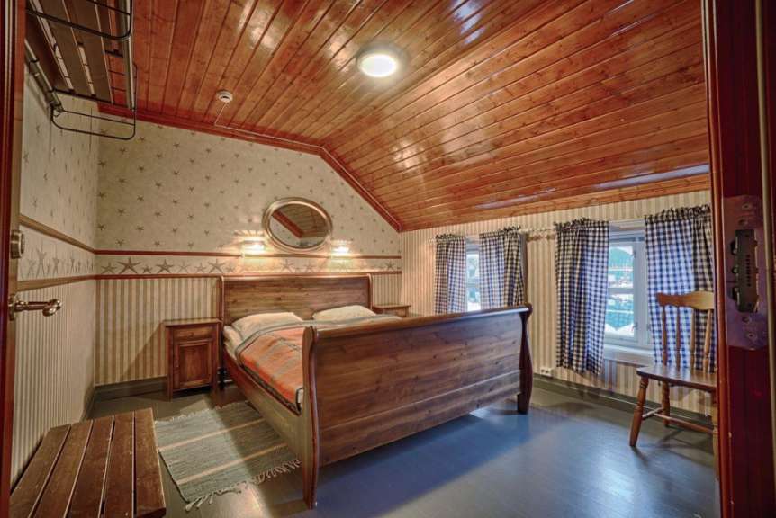 Ein Schlafzimmer mit einem Bett und einem Spiegel