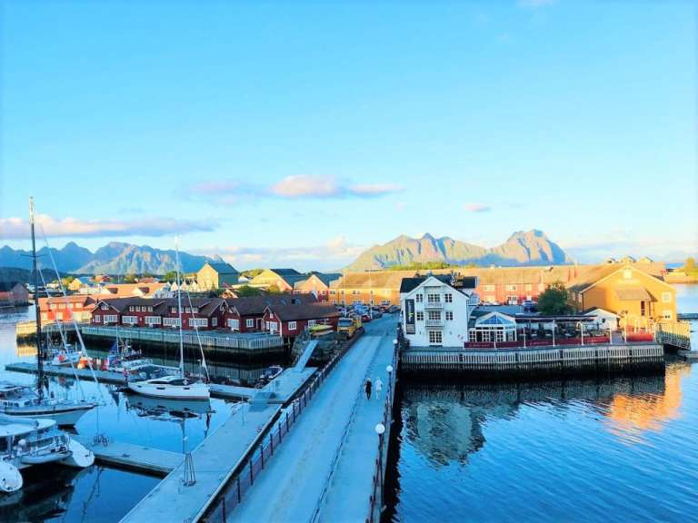 Ein kleiner Hafen mit vielen Booten und Gebäuden