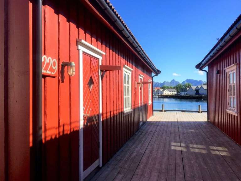 Ein rotes Gebäude mit der Nummer 229 an der Seite