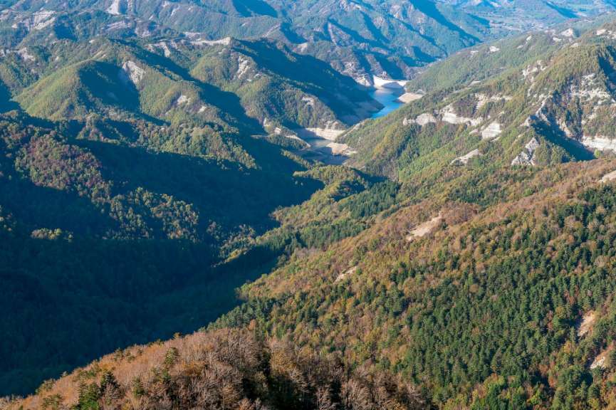 Ein Tal zwischen zwei Bergen mit einem See im Hintergrund