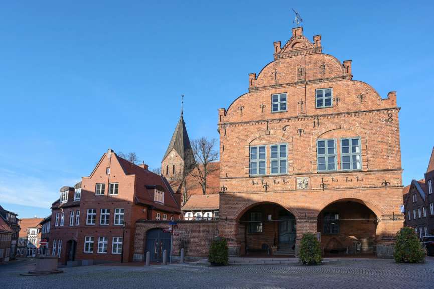 Ein altes Backsteingebäude mit einem Schild an der Seite, das sagt, dass es geschlossen ist
