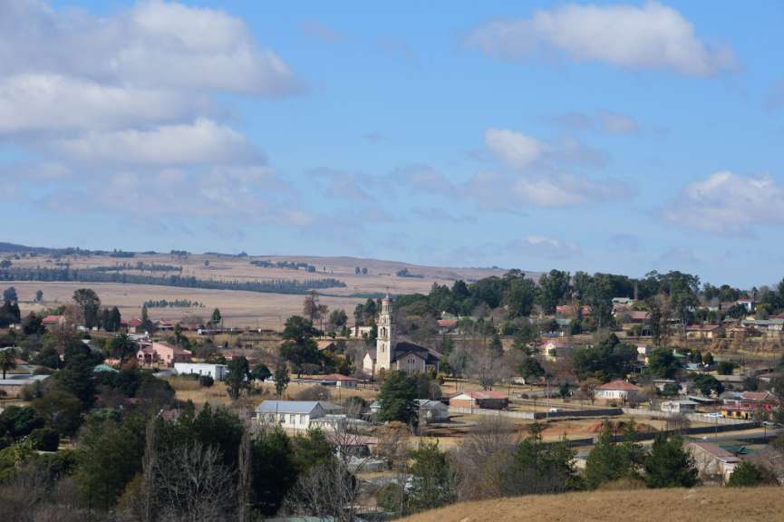 Ein kleines Dorf mit einer Kirche im Hintergrund