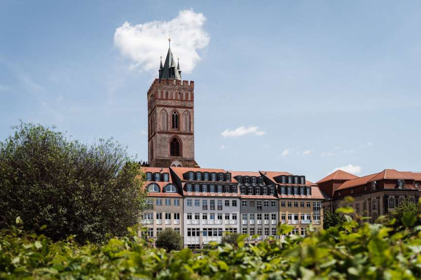 Ein sehr großes Gebäude mit einem Turm darauf