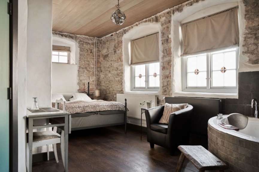 Ein Schlafzimmer mit einem Bett und einem Stuhl