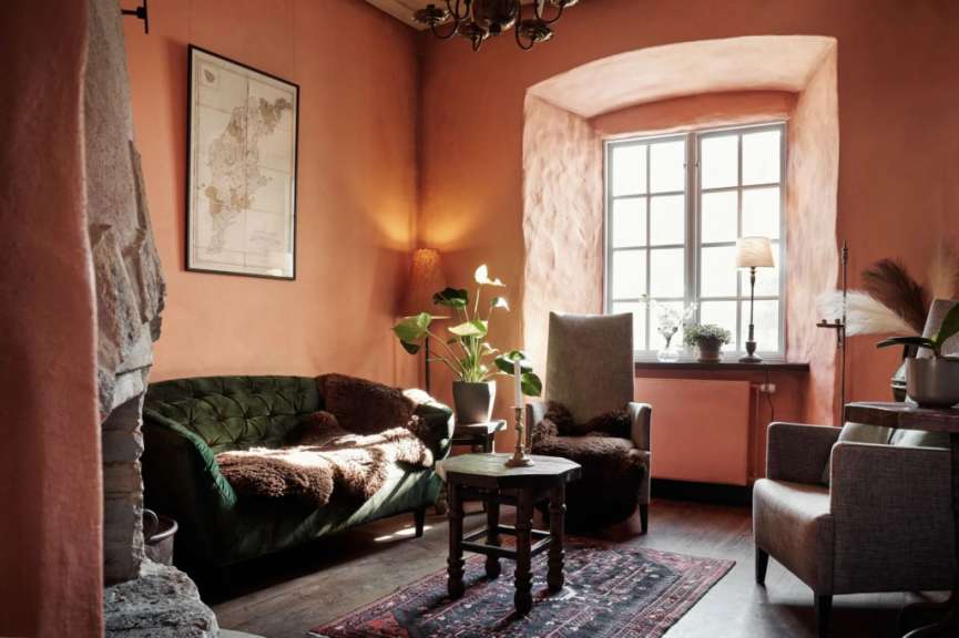 Ein Wohnzimmer mit einer grünen Couch und zwei Stühlen