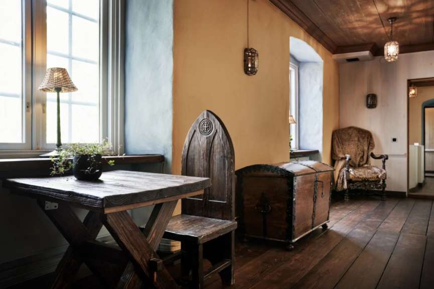 Ein Raum mit einem Tisch und einem Stuhl