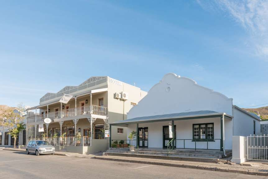 Ein weißes Gebäude mit der Aufschrift Hotel darauf