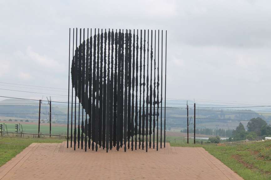 Eine Statue eines Mannes steht auf einem Bürgersteig