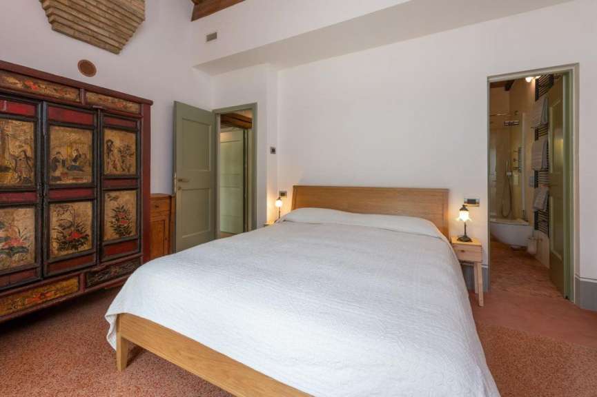 Ein Schlafzimmer mit einem Bett und einem Kleiderschrank