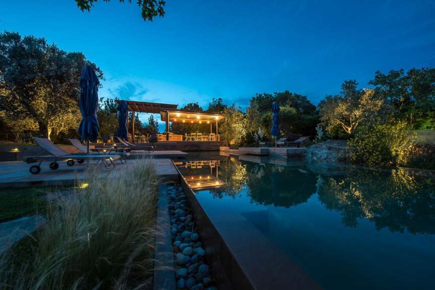 Ein schwimmender Teich mit einem Pavillon im Hintergrund