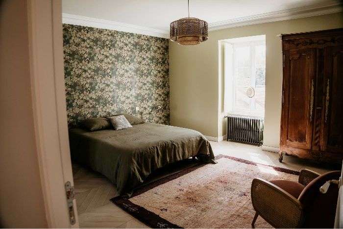 Ein Schlafzimmer mit einem Bett und einem Stuhl