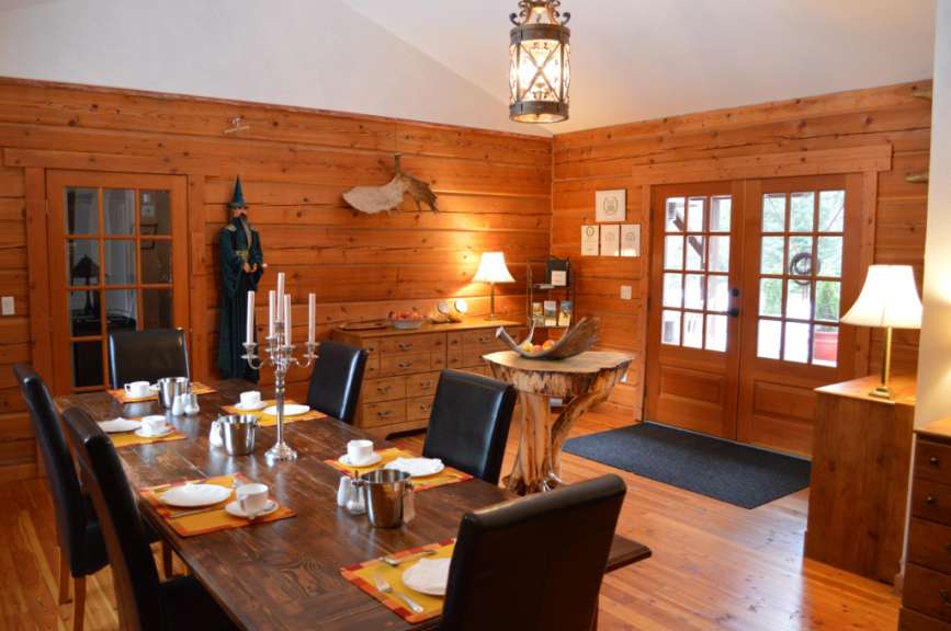 Ein Esszimmer mit einem langen Holztisch und Stühlen