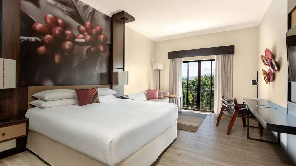 Ein Hotelzimmer mit einem Bett und einem Schreibtisch