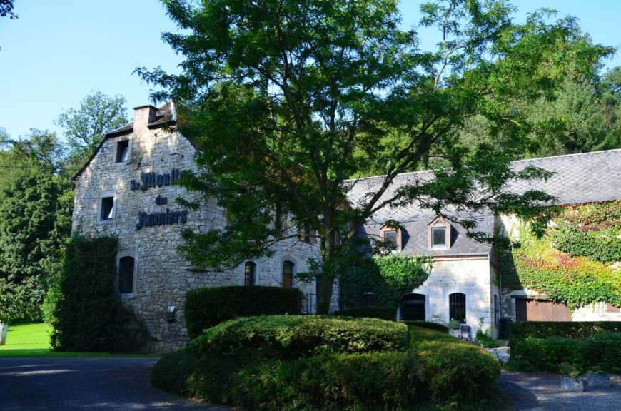 Ein großes Steingebäude mit der Aufschrift " la moulin de jumillery " darauf