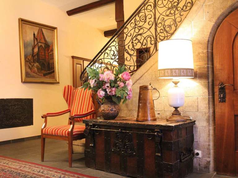 Eine Treppe in einem Haus mit einer Lampe und einem Stuhl