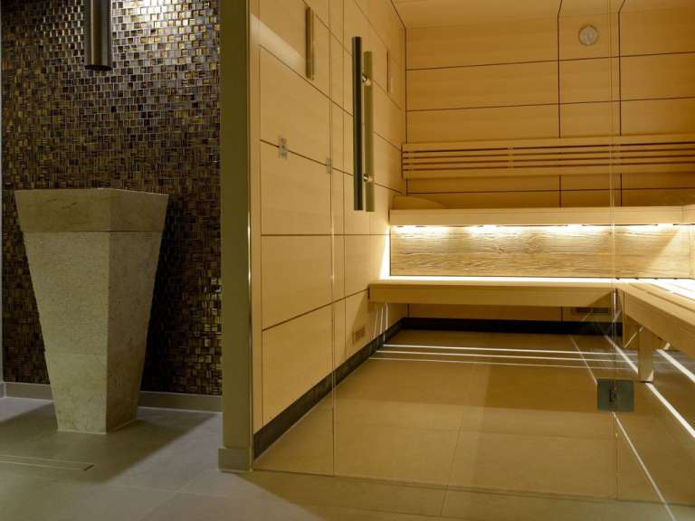 Ein Badezimmer mit einem Waschbecken und einer Sauna