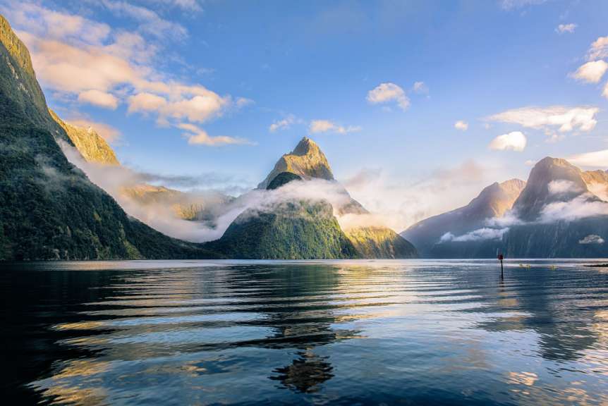 Ein See mit Bergen und Wolken im Hintergrund