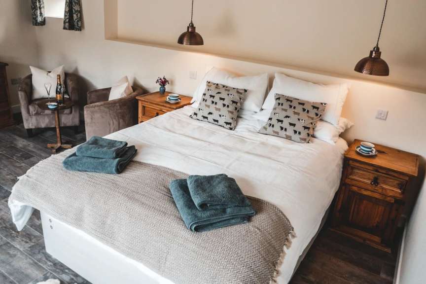 Ein Schlafzimmer mit einem Bett und zwei Nachttischen