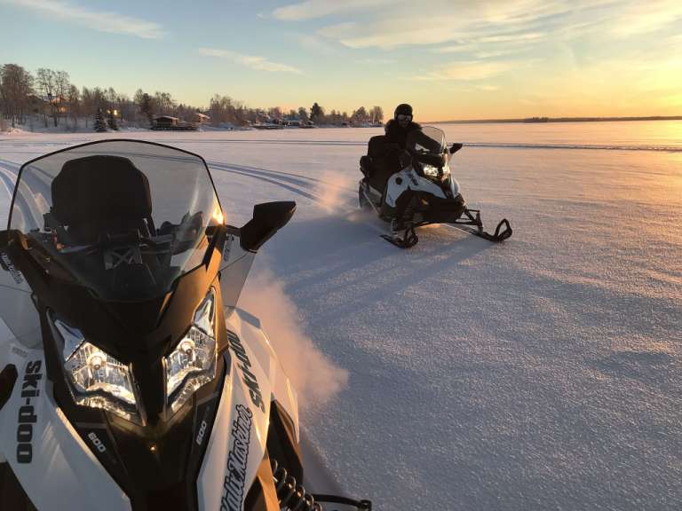 Zwei Schlitten fahren auf einem schneebedeckten Feld