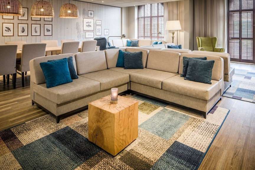 Ein Wohnzimmer mit vielen Couchen und Stühlen