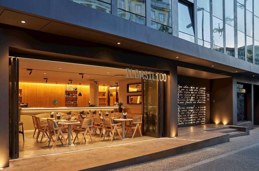 Ein Restaurant mit vielen Tischen und Stühlen außerhalb