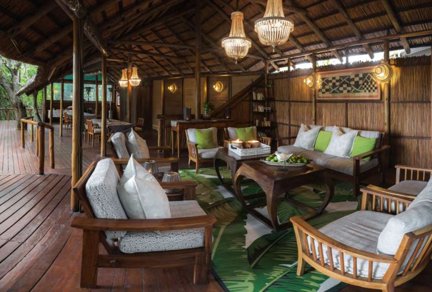 Ein Wohnzimmer mit einem Couchtisch und Stühlen