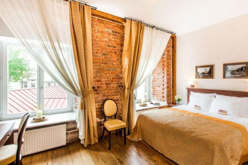 Ein Hotelzimmer mit einem Bett und einem Stuhl