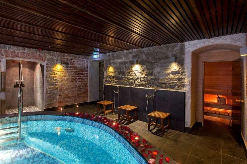 Ein Badezimmer mit einem Swimmingpool und einer Sauna