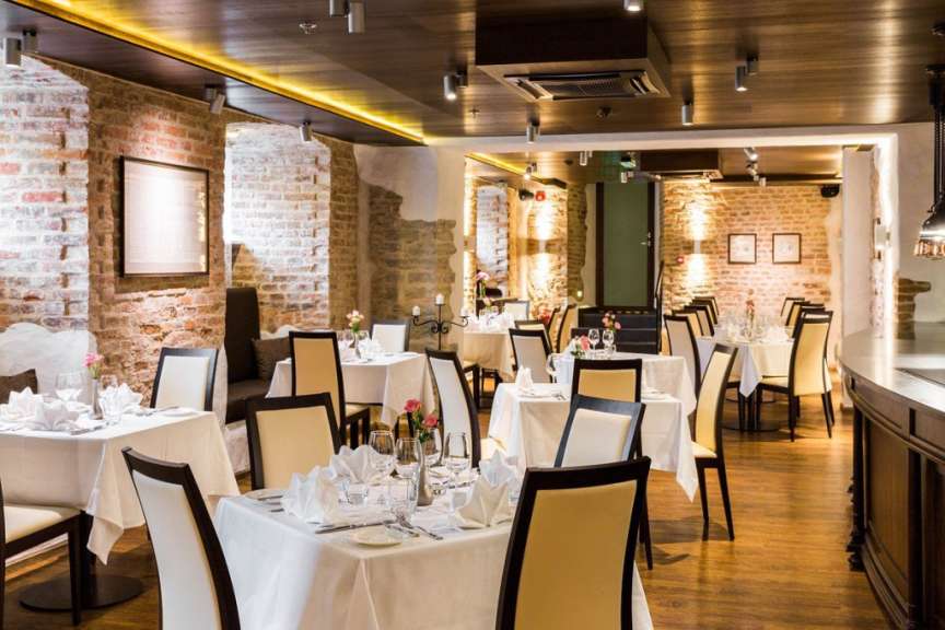 Ein Restaurant mit vielen Tischen und Stühlen
