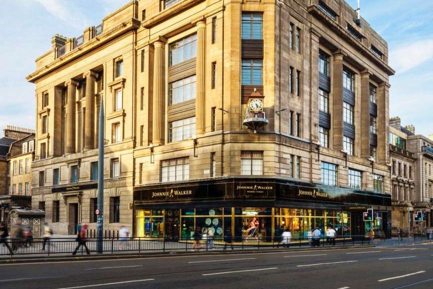 Ein großes Gebäude mit einem schwarzen Schild mit der Aufschrift johnnie walker