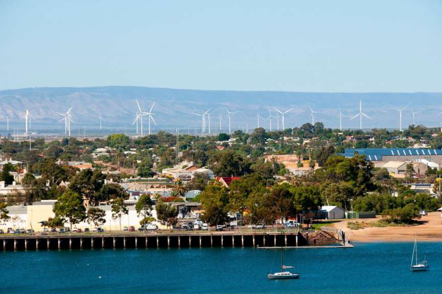 Eine Stadt mit vielen Windkraftanlagen im Hintergrund