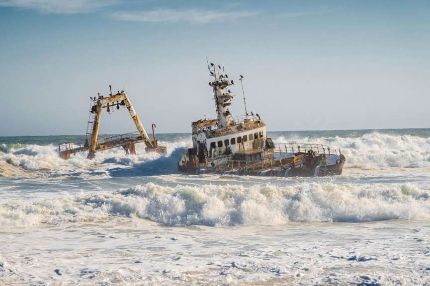 Ein Schiff, das im Ozean liegt und von Wellen umgeben ist