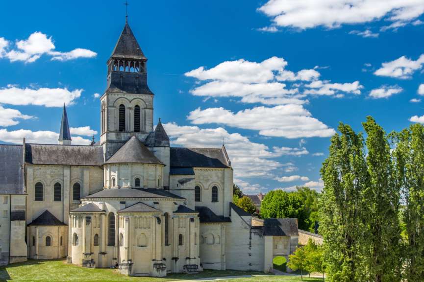 Eine große weiße Kirche mit einem schwarzen Turm