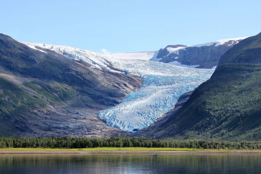 Ein See mit einem großen Eisberg im Hintergrund