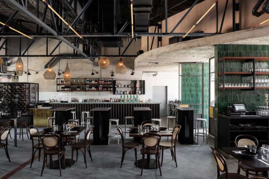 Ein Restaurant mit vielen Tischen und Stühlen