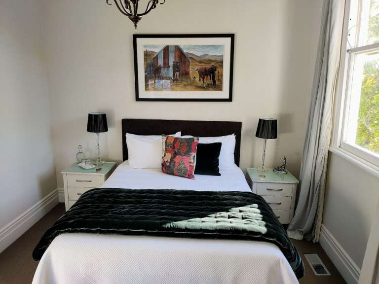 Ein kleines Schlafzimmer mit einem Bett und zwei Nachttischen
