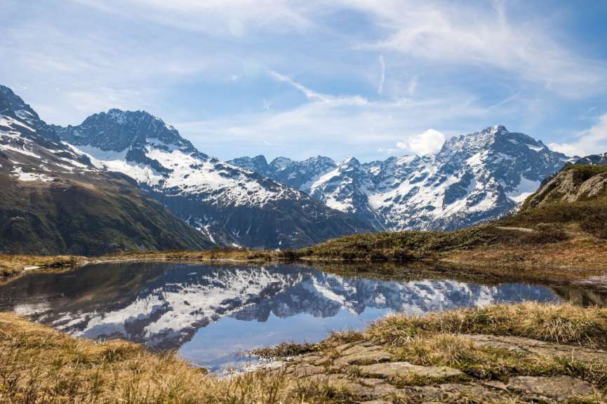 Ein See mit schneebedeckten Bergen im Hintergrund