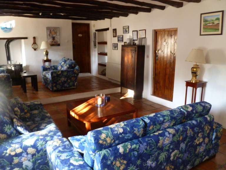 Ein Wohnzimmer mit blauen Blumensofas und einem Couchtisch