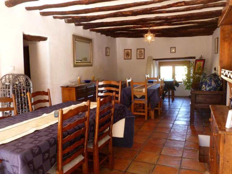 Ein Esszimmer mit einem Tisch und Stühlen