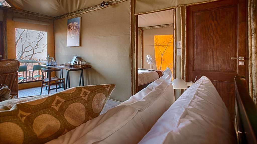 Ein Schlafzimmer mit einem Bild eines Löwen an der Wand