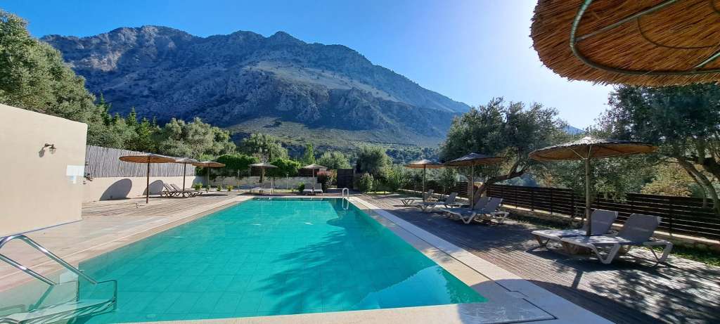 Ein großer Swimmingpool mit einem Berg im Hintergrund
