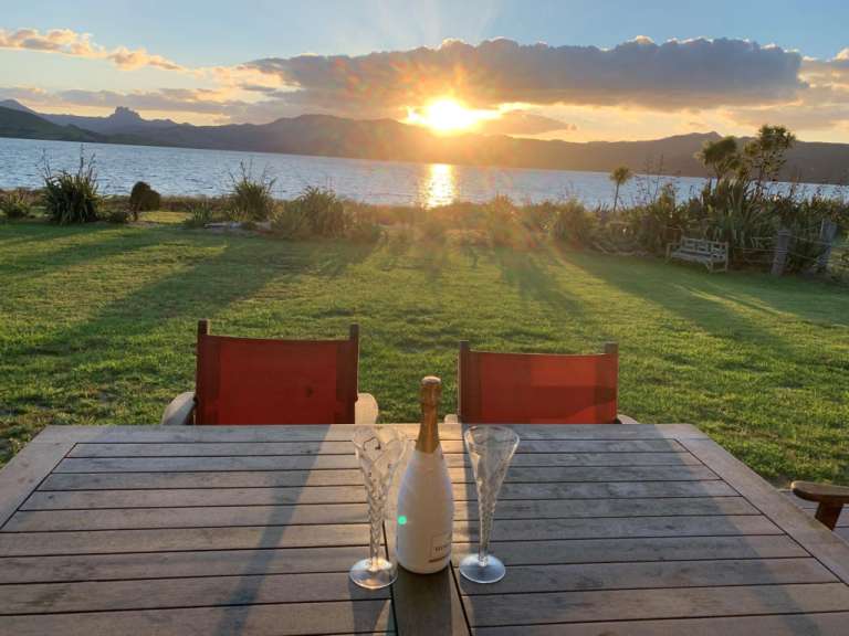 Ein Tisch mit zwei Gläsern und einer Flasche champagner