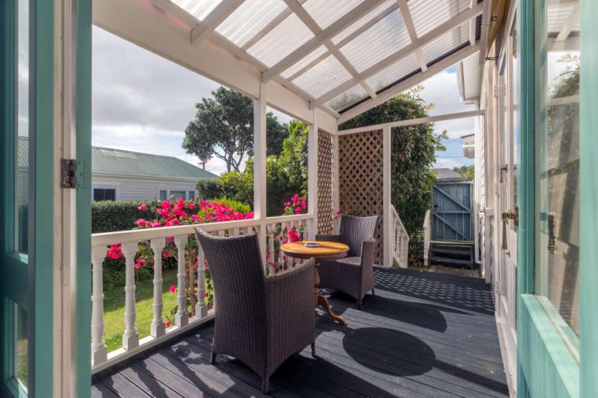 Eine Veranda mit Stühlen und einem Tisch darauf
